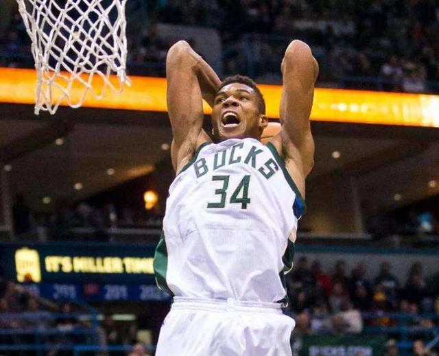  字母哥,蝉联MVP奖项,雄鹿官宣续约五年  